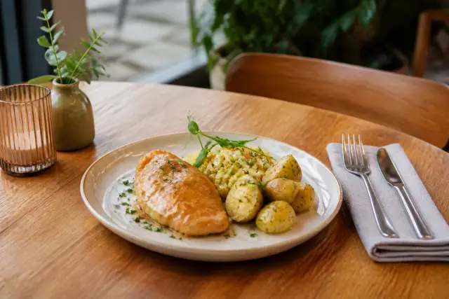 Talerz z daniem dnia sfotografowany przy oknie w małej restauracji