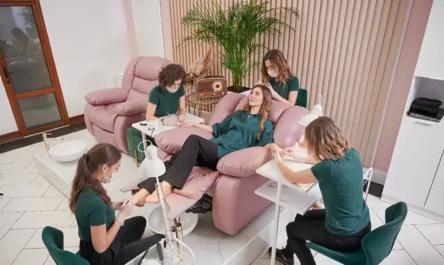 Klientka podczas zabiegów wykonywanych w salonie beauty