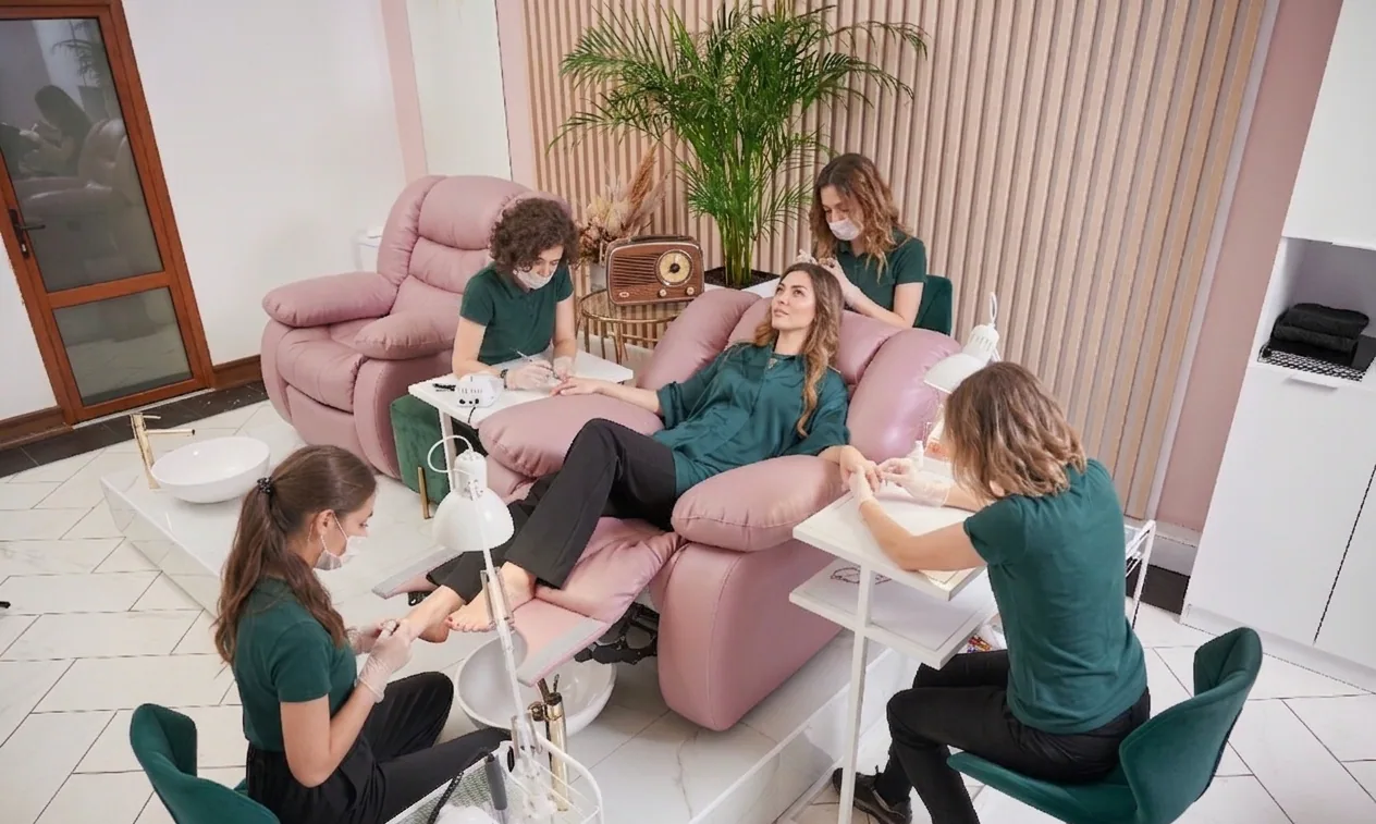 Klientka podczas zabiegów wykonywanych w salonie beauty