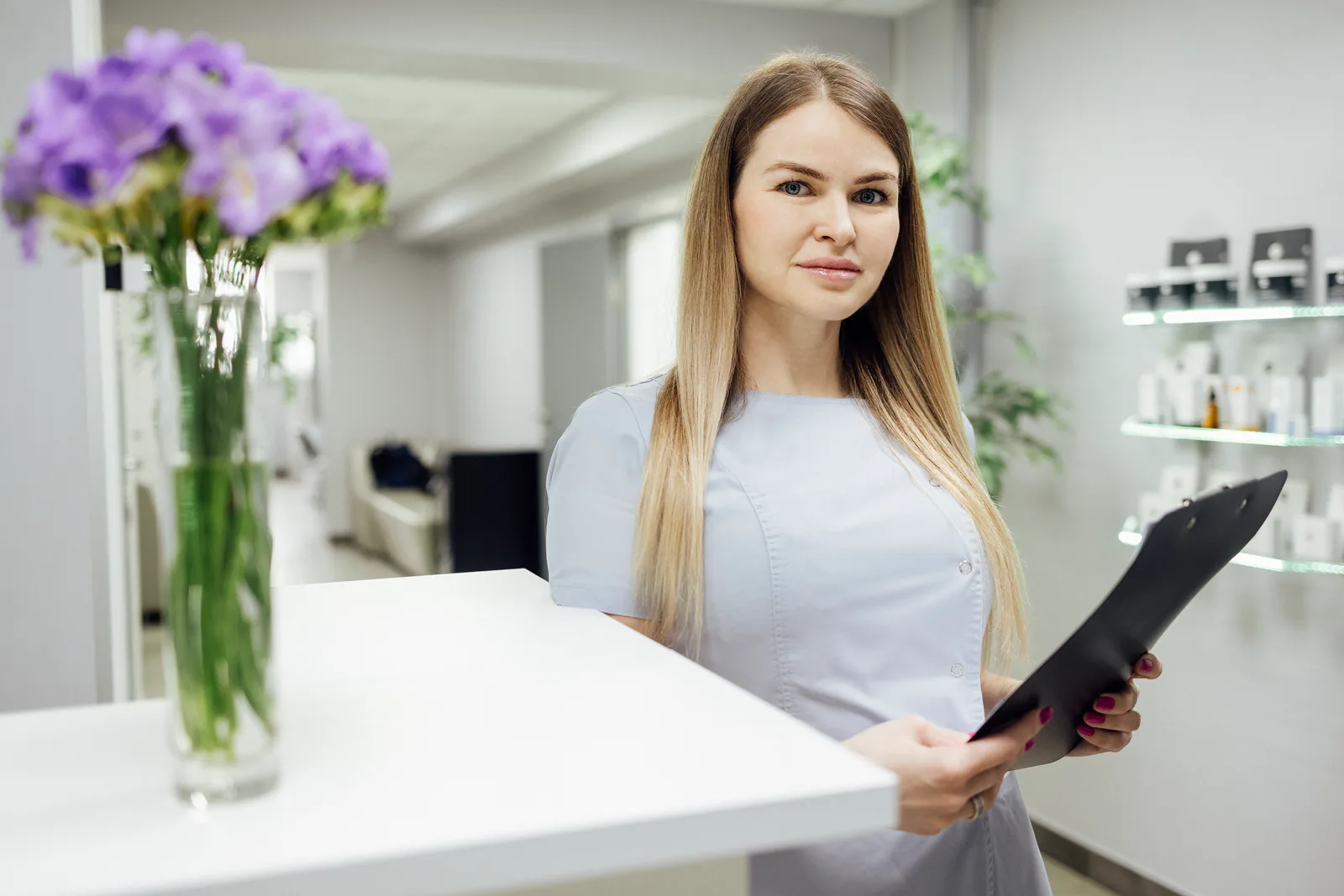 Recepcjonistka w salonie beauty korzystająca z tabletu